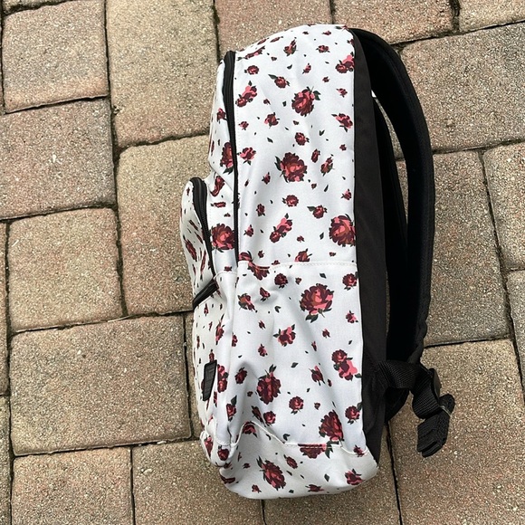 VANS Ranger 2 Prints Roses White Women's Backpack VN0A7UFM3KS
NWT - Picture 4 of 16